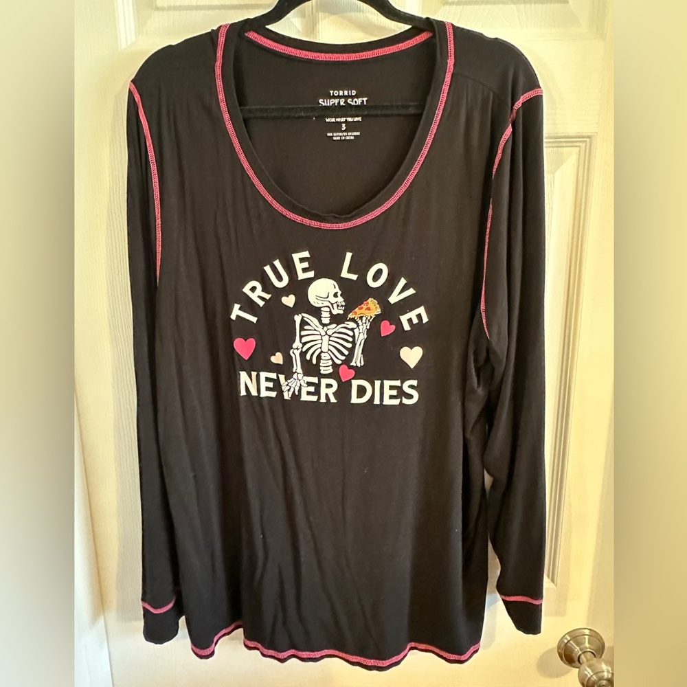Torrid Black Long Sleeve Sleepwear Top - True Love Never Dies (Size 3)